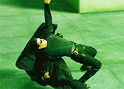 position iconique de Néo dans Matrix